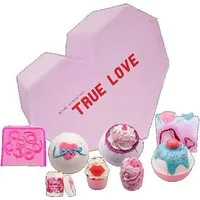 Bomb Cosmetics CosmeticsTrue Love Gift Box  Musująca Mydełko Glicerynowe 2 Maślana 5037028271452