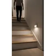 Spraudņa lampa Sanico ligzdai. Ansmann naktslampa ar Nl5R sensoru Lampka wtykowa do gniazdka nocna czujnikiem